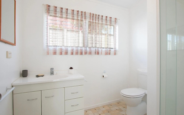 Sweeping Sea Views - Waihi Holiday Home