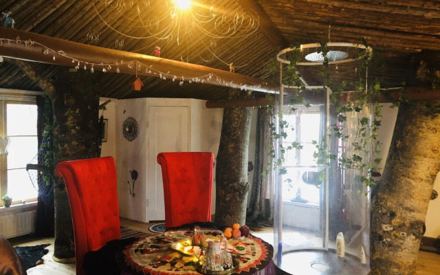 Treehouse Magpies Nest With Bubble Pool