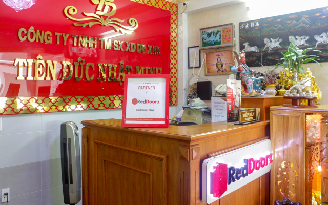 RedDoorz Diamond Hotel CMT8