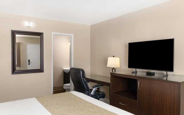 Travelodge by Wyndham Everett City Center