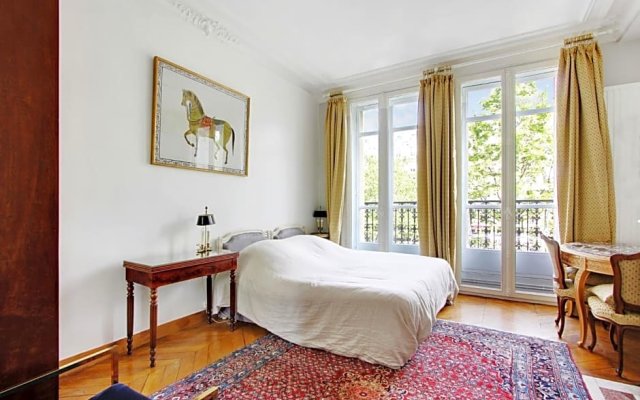 Suite junior avec balcon et vue sur Arc de Triomphe