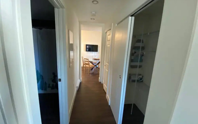 New Dt Apartment Walk To All