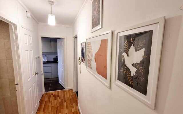 Airy Home with Free Parking in Glasgow