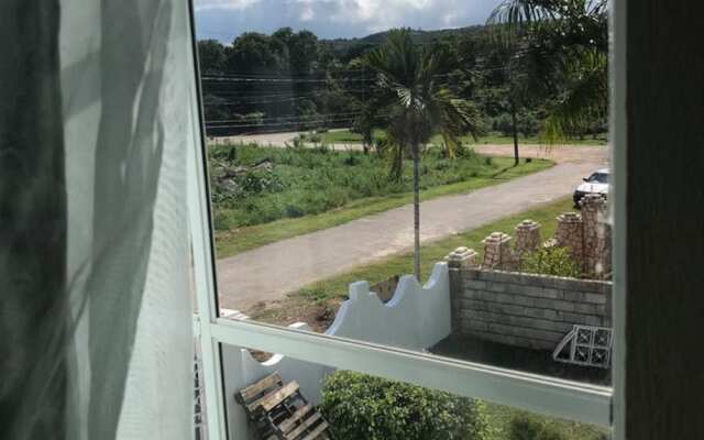 Beautiful 2-bed Apartment in Sunny Jamaica