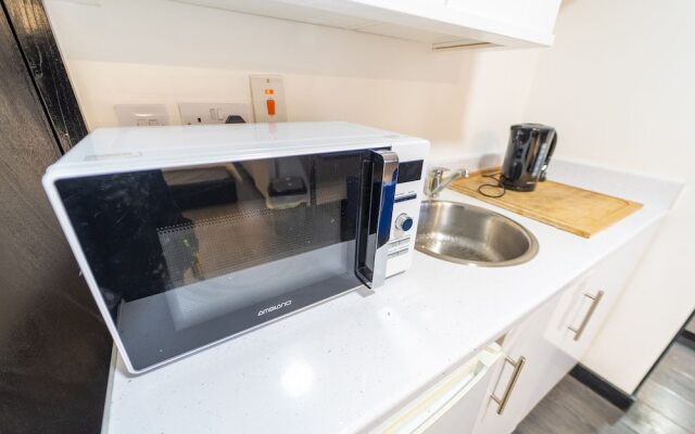 39 North Road Studios Near QE and UOB