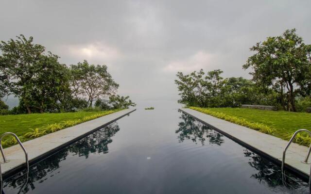 SaffronStays Solasta, Mulshi - Infinity Pool Villa with Mulshi DAM Views