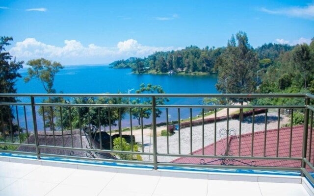 Twin and Intimate Room With Nice Balcony - View on the Lake