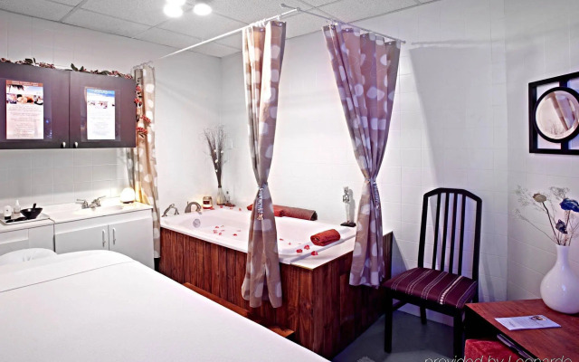 Quality Hotel & Suites