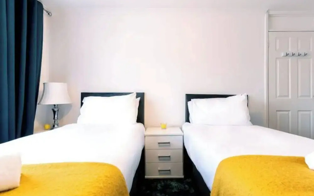 Reading - 3-bed House - Sleeps 6 - Garden - Wifi