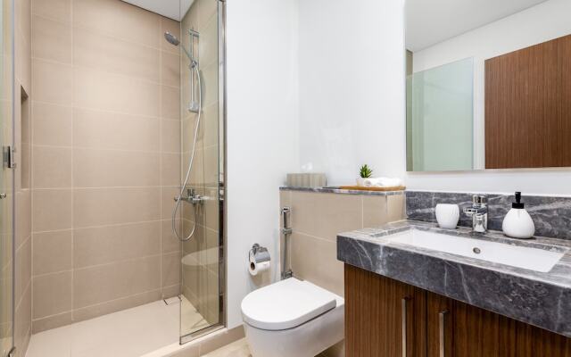 Waves - High-Rise Elegance: 2BR Apt with Marina Views