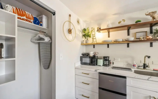 Bright Cozy Condo Unit With Balcony