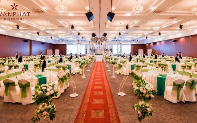 Van Phat Riverside Hotel