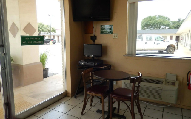 Pearsall Executive Inn