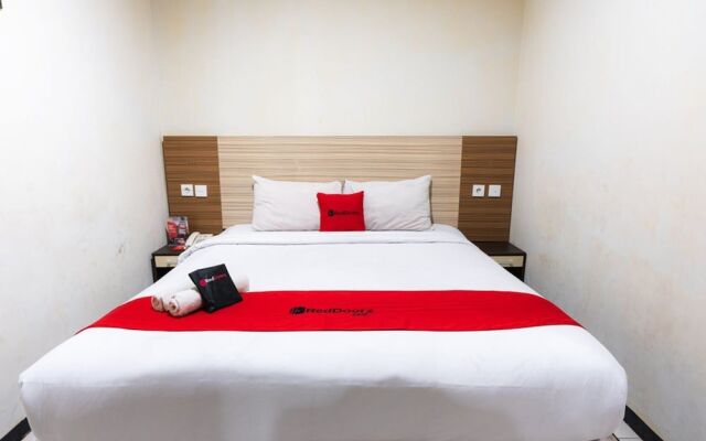 Reddoorz Plus Near Karebosi Area 3