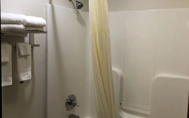 Quality Inn & Suites Sun Prairie Madison East