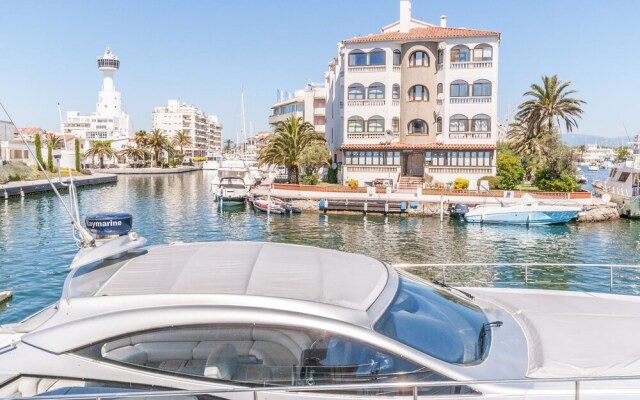 Alluring Apartment in Empuriabrava With Swimming Pool