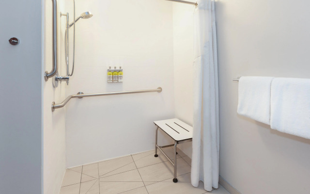 Holiday Inn Express Hotel & Suites Woodhaven by IHG