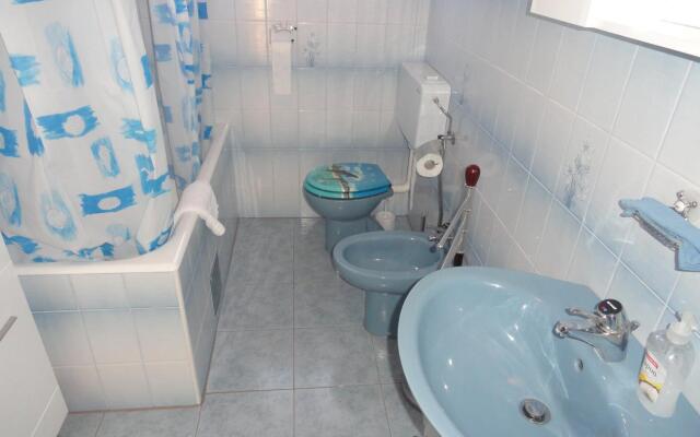 Apartment Tomi - with large terrace (60m2): A1 Trogir, Riviera Trogir