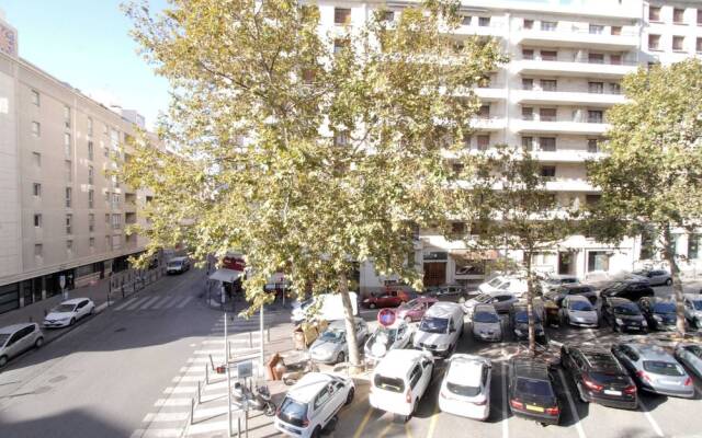 Quiet apt downtown with airco and a balcony