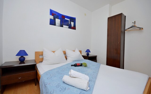 Apartments and Rooms Mladen