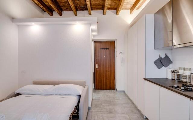 ? Cozy flat in front of Stazione Centrale ?