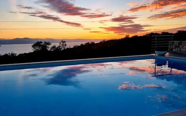 Villasleeps10-garden-freeparking-pool-ac