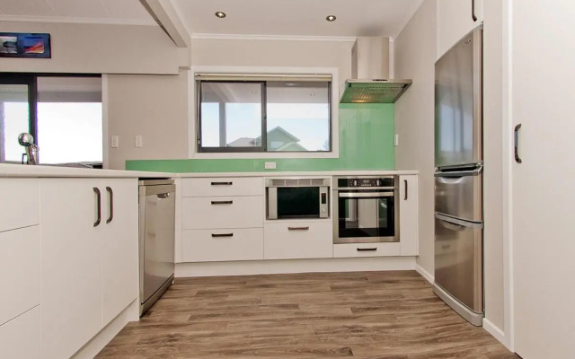 Sea Breeze - Whangamata Holiday Home