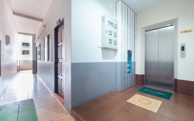 OYO 75360 Walk In Hotel