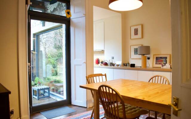Stylish Georgian Apartment in Leith