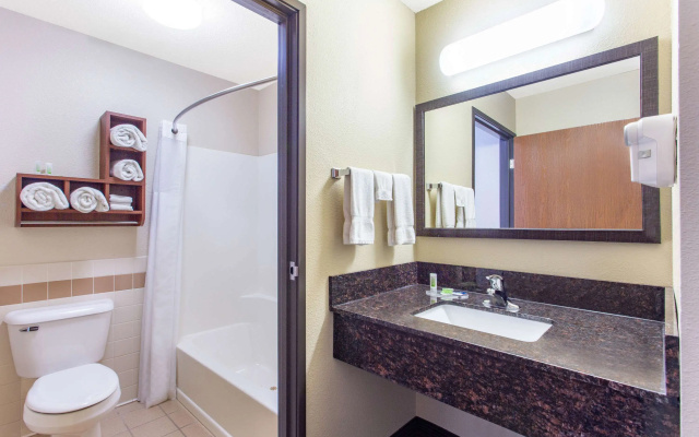 AmericInn by Wyndham New London