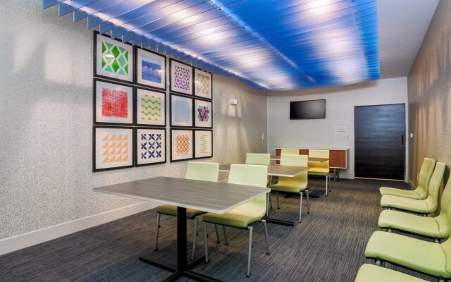 Holiday Inn Express Las Vegas - Stadium Area by IHG