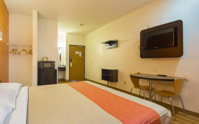 Motel 6 Dallas - Irving DFW Airport South