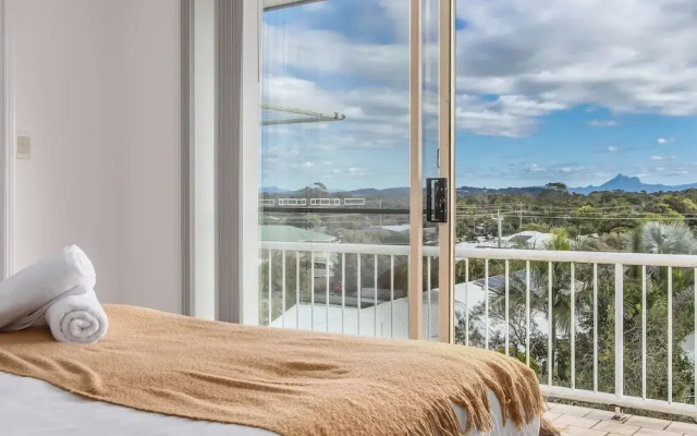 Marine Mirage - 2 Bedroom Apartment with Beachfront Vibes