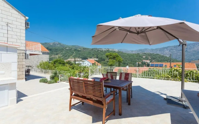 Romantic apartment for 2 with pool and grill