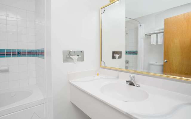 Days Inn & Suites by Wyndham Red Rock-Gallup