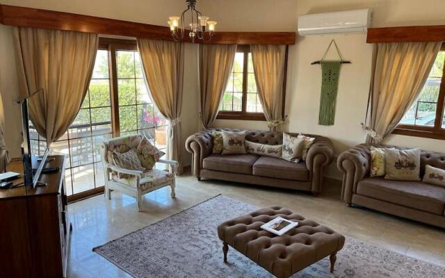 4 Bedroom (Sleeps 8) Villa in Esentepe