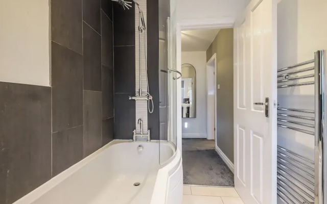 Sleek 2B/1B Retreat in Lindley, Huddersfield