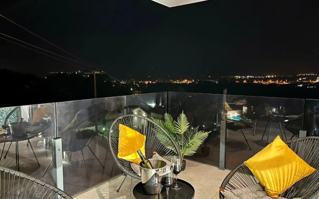 J&N Hill's Residence with swimming pool