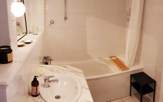 Hafenkoje mit Blick über Hafen und Altstadt