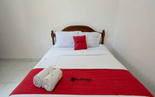 RedDoorz near Buleleng Harbour 2