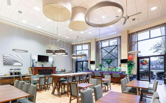 Hampton Inn & Suites Newark-Harrison-Riverwalk