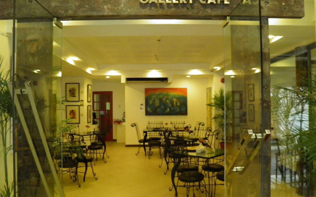 OYO 103 Artina Suites Hotel