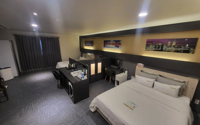 GoldenRoot Hotel in Gimhae
