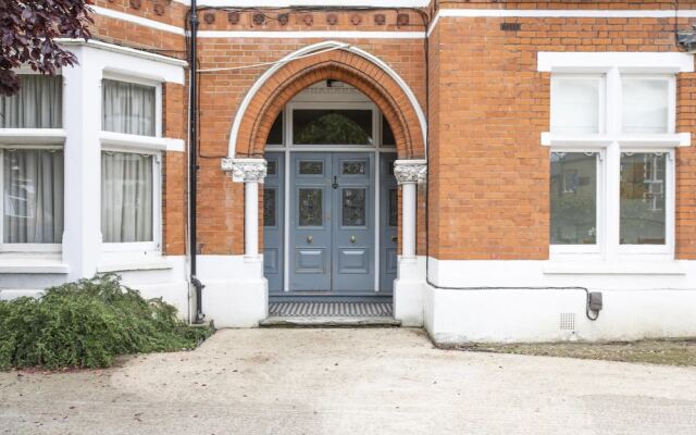 4-bed Flat in West London, Sleeps 8, 8 min to Tube