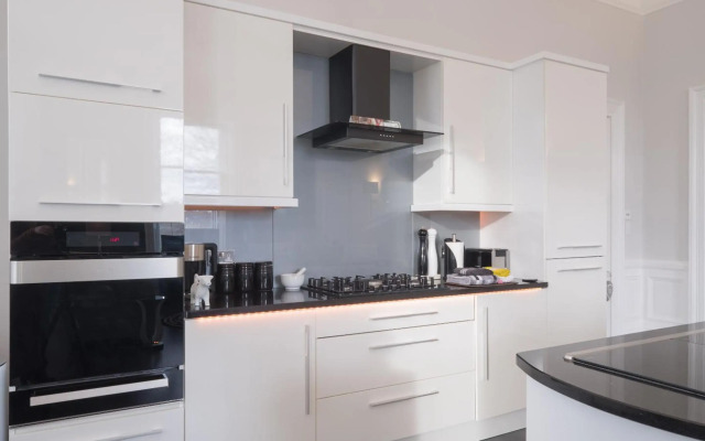 Marks At The Manor Luxury Riverside Apartments - Sleeps up to 4, with Parking and Sky TV