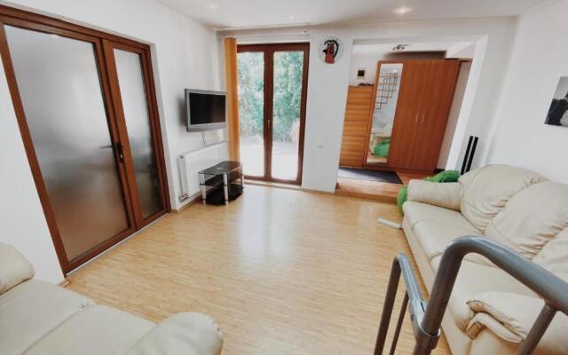 A cheerful 3bedroom villa, with free parking.