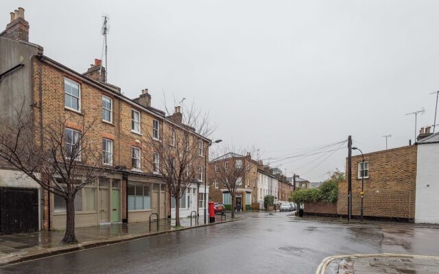 Classic Hammersmith Home by Ravenscourt Park