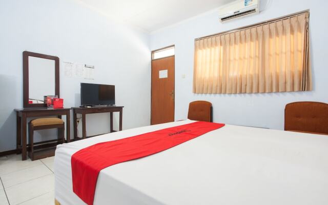 RedDoorz near Plaza Araya