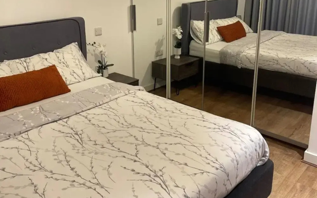 East London 2-bed Apt Sleeps 4, 7 min Walk to Tube