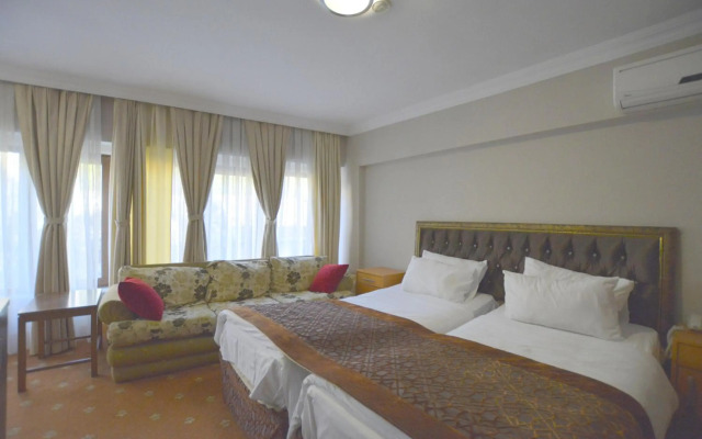 Palace Point Hotel